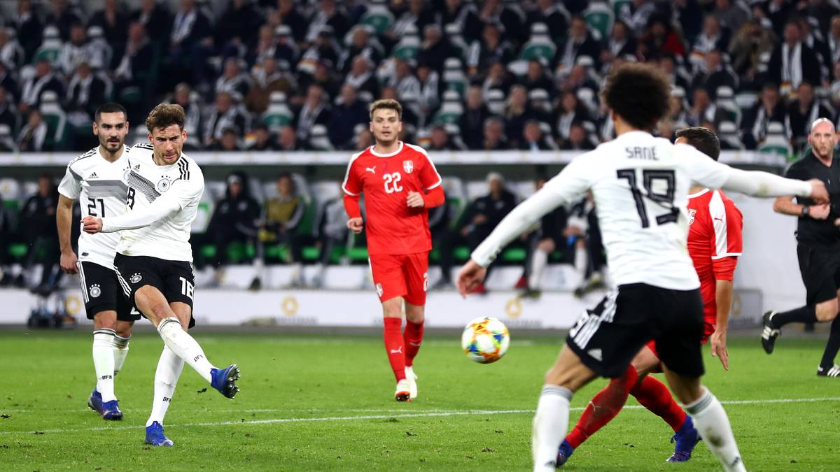 LEON GORETZKA (ab 56.): Kam für Brandt und ging auf die rechte Außenbahn. Traf aber vom Zentrum mit einem satten Rechtsschuss zum 1:1. Spielte ordentlich, aber auf der Außenbahn wirkt er trotzdem verschenkt. Zog deshalb oft in die Mitte. SPORT1-Note 2,5