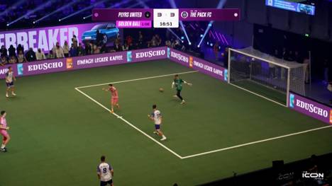 Aus der eigenen Hälfte: Dieses Tor bei der Icon League lässt Star-Kommentator Wolff Fuss am Seitenrand staunen.