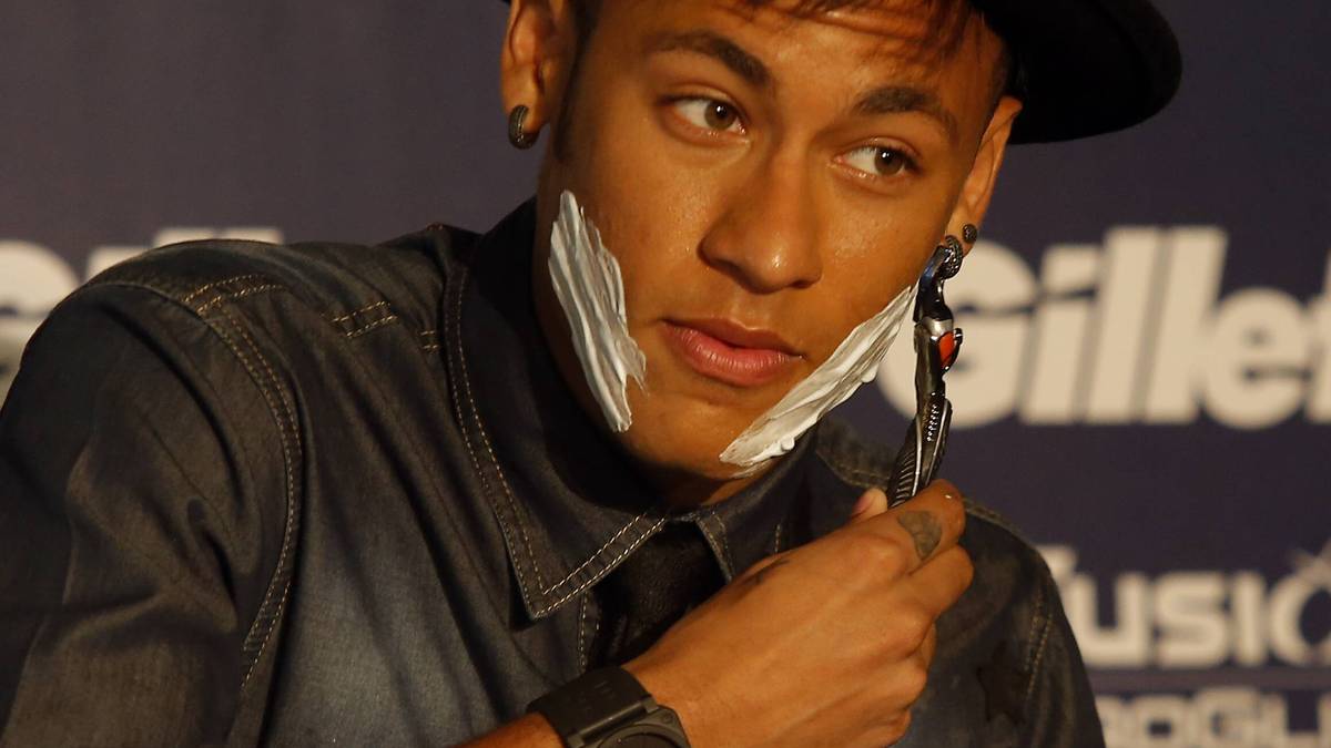 Dann scheint ihm wohl ein Sponsorentermin dazu veranlasst zu haben, nicht nur im Gesicht...