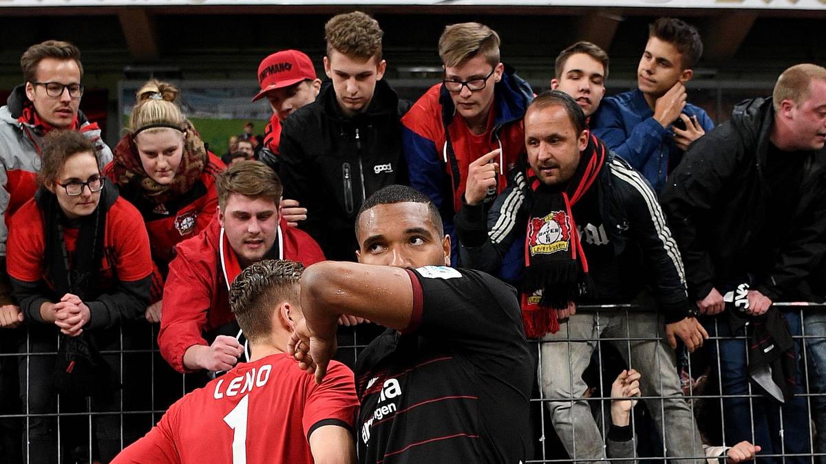 Auch Bernd Leno (l.) und Jonathan Tah stellen sich nach dem Abpfiff den wütenden Fans in der Kurve