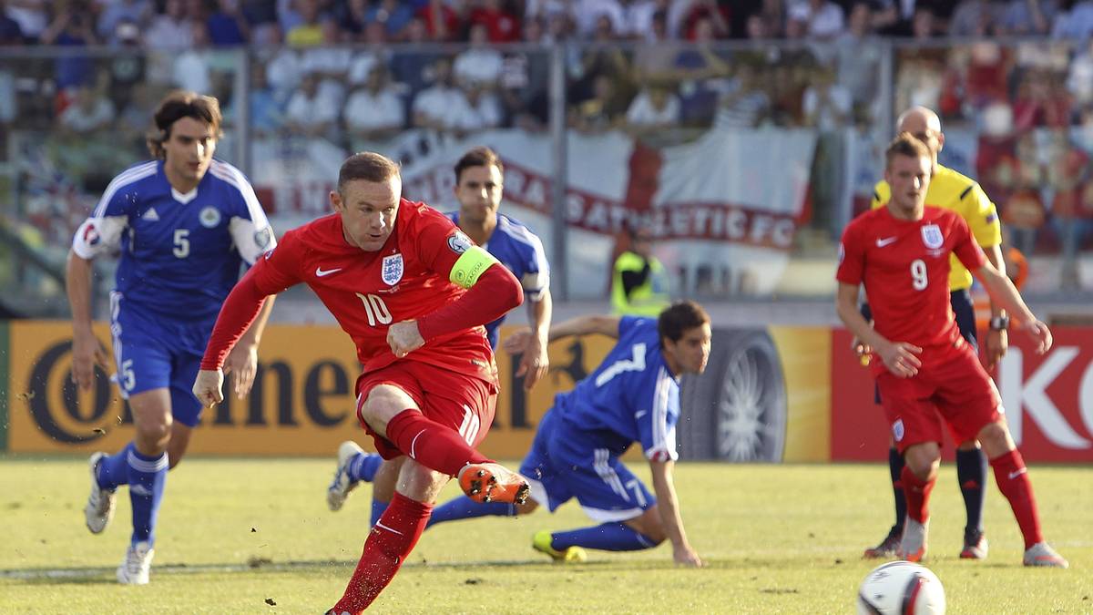 ... gibt nach einm Foul von Berardi Elfmeter für England. Der Kapitän Wayne Rooney tritt an, ...