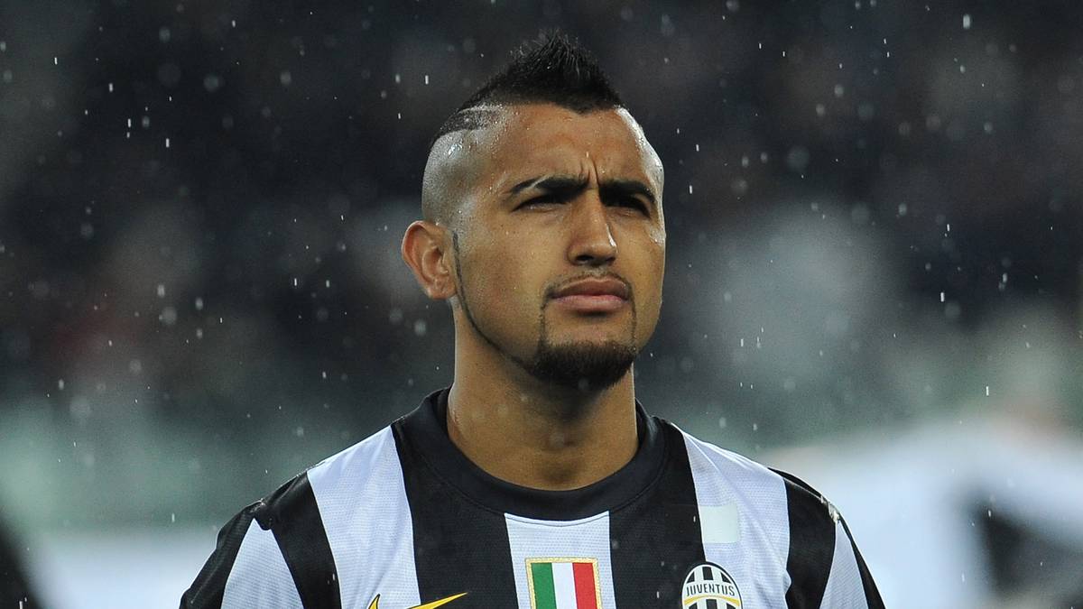 Dieser Eindruck hält aber nicht lange an: Nach und nach nehmen die Schöpfungen auf dem Kopf des Mittelfeld-Asses künstlerische Formen an