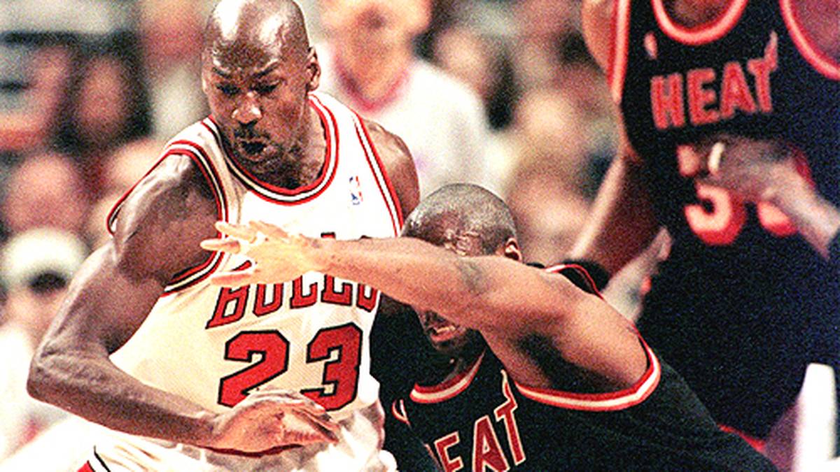 Von seiner Brillanz im Angriff wird die Extraklasse in der Verteidigung überdeckt. "MJ" wird 1988 zum besten Abwehrspieler gewählt, holt sich dreimal die meisten Steals einer NBA-Saison und steht neunmal im All-Defensive First Team.