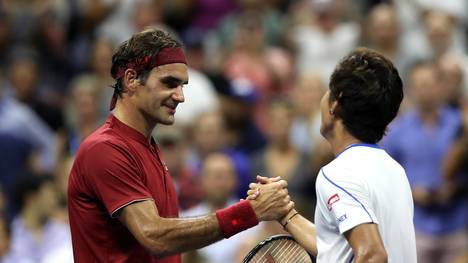Roger Federer wird nach seinem Sieg von seinem Kontrahenten Yoshihito Nishioka beglückwünscht