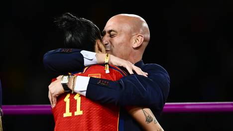 Nach dem Kuss-Skandal hat die FIFA den ehemaligen spanischen Verbandspräsidenten Luis Rubiales für drei Jahre gesperrt. 