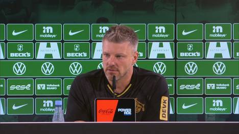 Lukas Kwasniok spricht nach dem spektakulären 3:3 seines 1. FC Köln beim VfL Wolfsburg über eine zwischenzeitliche Schwächephase seines Teams. Dafür findet der Trainer deutliche Worte - nimmt sich aber auch selbst in die Kritik.