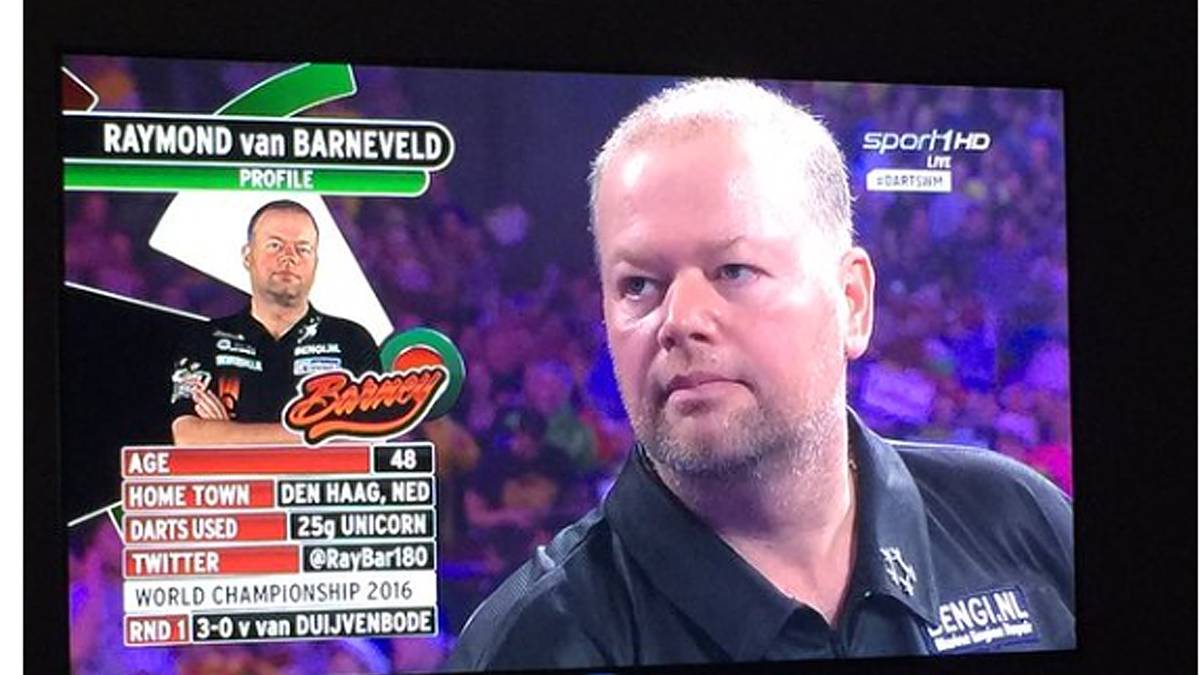 Prominenter Zuspruch für den früheren Titelträger kommt zwischendurch via twitter auch von einem Fußball-Weltmeister: Darts-Fan Toni Kroos von Real Madrid feuert Barney an: "Come on!"   