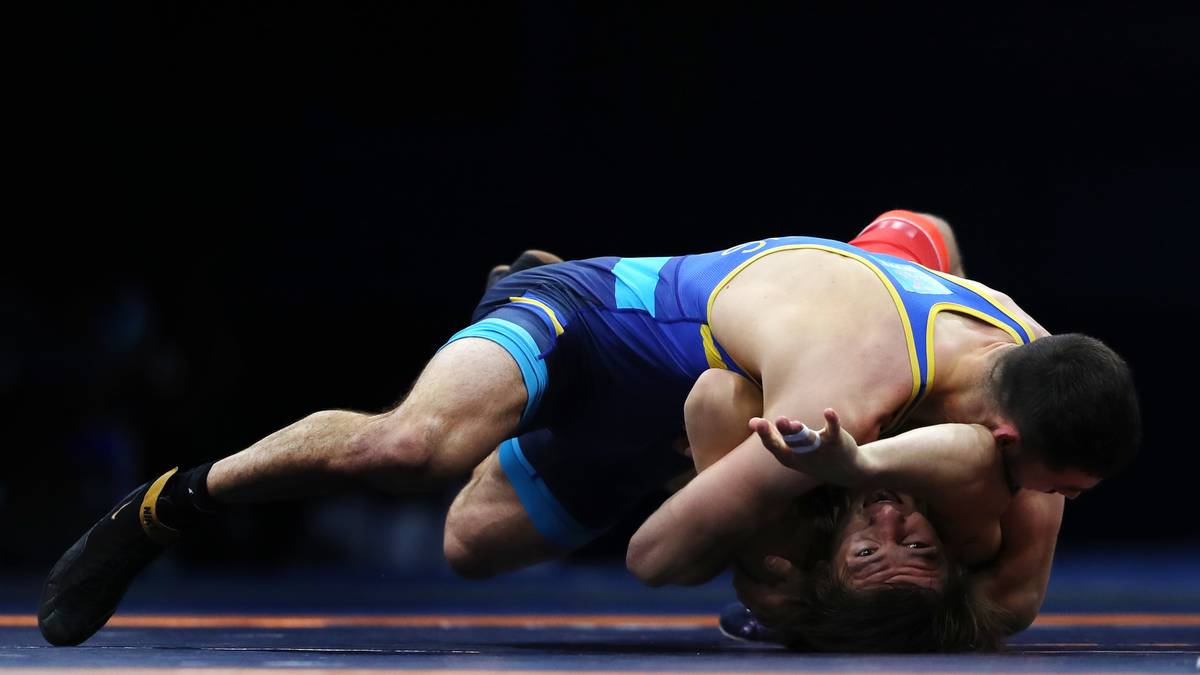 Es wirkt fas, als ob der Bulgare Daniel Aleksandrov hilfesuchend die Hand ausstreckt, während der Schwede Alex Kessidis ihn beim Ringen zu Boden bringt.