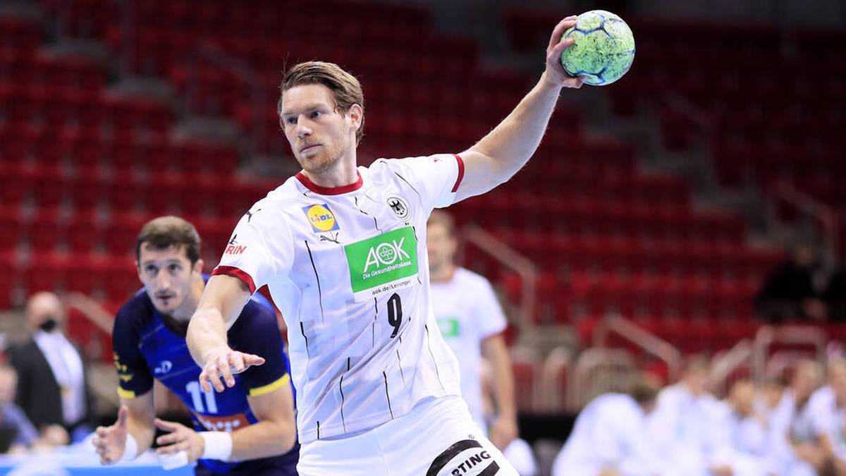 ... TOBIAS REICHMANN: Der Linkshänder, einer der besten Spieler beim deutschen EM-Triumph 2016, musste unerwartet wegen einer Meniskus-Verletzung die Heimreise antreten. Damals war Reichmann der zweitbeste Torschütze des Turniers und wurde am Ende ins All-Star-Team gewählt. Der 32-Jährige kommt beim Zusammenbauen von komplizierten Lego-Objekten zur Ruhe. "Zuhause habe ich ein Zimmer. In das ziehe ich mich zurück, um an meinen Lego-Bausätzen zu basteln. Das liebe ich", sagte er der HBL 
