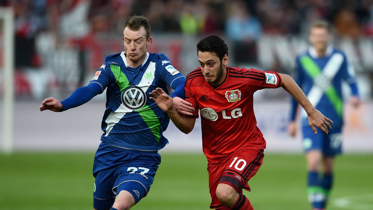 Das erste Tor am Samstag des 21. Spieltags fällt in Leverkusen, wo sich Bayer 04, hier mit Hakan Calhanoglu (r.), mit dem VfL Wolfsburg um Maximilian Arnold misst.