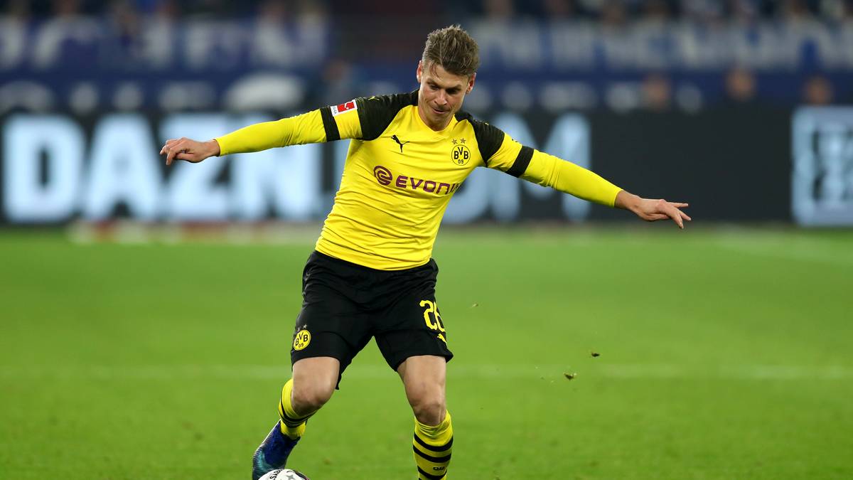 LUKAS PISZCZEK: Wie immer fleißig auf der rechten Außenbahn, zumeist im Zusammenspiel mit Jadon Sancho. Seine Zuspiele waren diesmal aber häufig zu ungenau. SPORT1-NOTE: 3,5