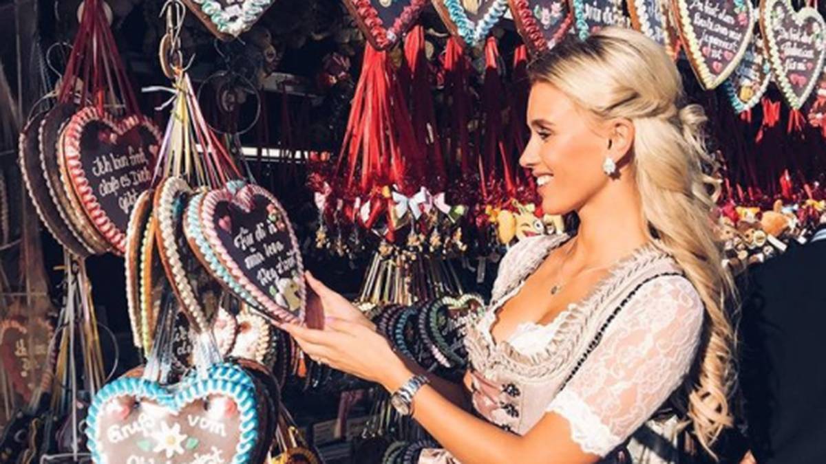 Scarlett Gartmann, Freundin von BVB-Profi Marco Reus, kann sich nicht für ein Lebkuchenherz entscheiden