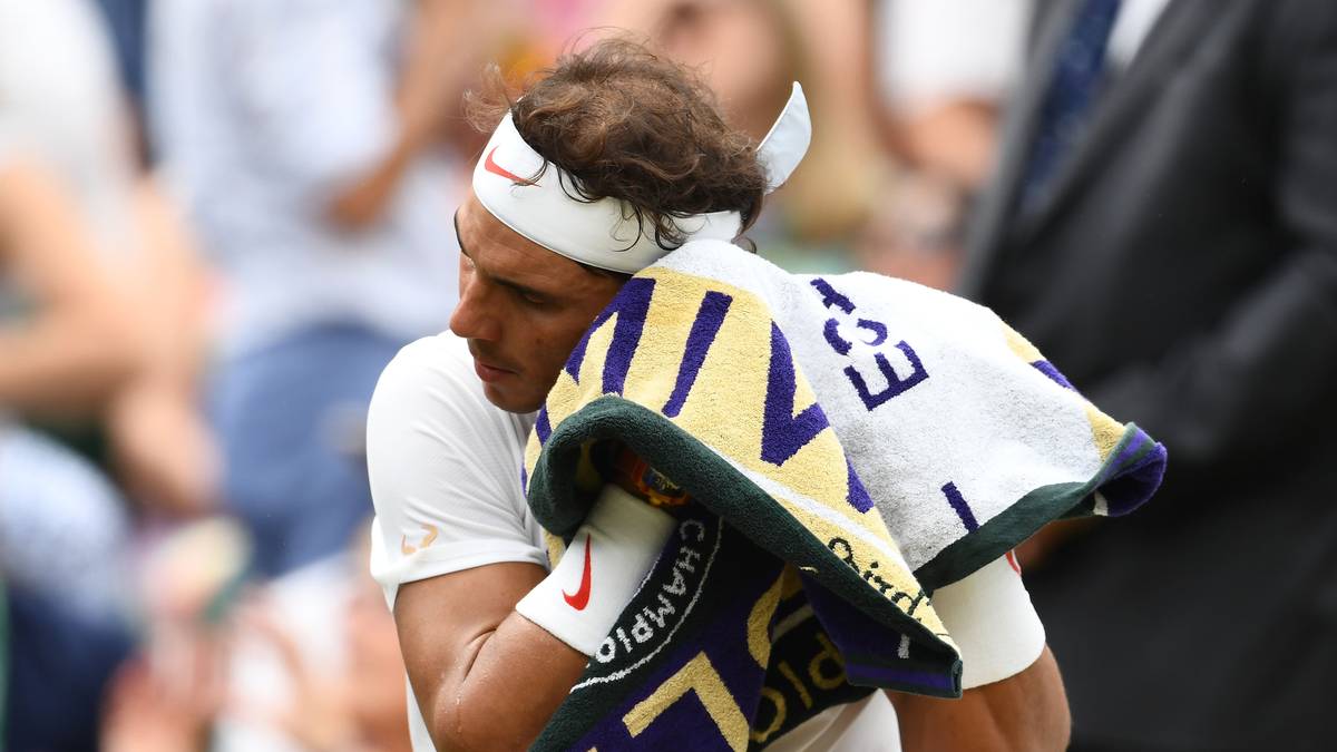 HANDTUCH: Auch das Handtuch nimmt eine besondere Rolle in der Routine Nadals ein. Nach jedem Punkt geht der extrem schwitzende Nadal zu seinem Handtuch und wischt sich den Schweiß ab