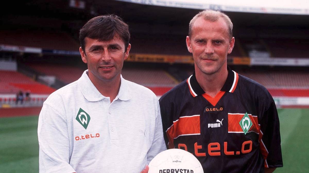 Die Spielerkarriere von Thomas Schaaf neigt sich so langsam dem Ende entgegen. Nach 262 Bundesligspielen und 19 Zweitligapartien ist 1995 Schluss. Schon als Spieler ist Schaaf Jugendtrainer bei Werder, später übernimmt er die Amateurmannschaft. Seine große Stunde schlägt aber am 10. Mai 1999. Schaaf übernimmt das Profiteam und rettet es vor dem Abstieg. Es ist der Beginn einer äußert erfolgreichen und langjährigen Zusammenarbeit mit Manager Klaus Allofs