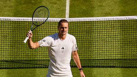 Alexander Zverev hat am vierten Tag in Wimbledon seine Aufgabe souverän gelöst. Jubel gab es auch bei Jan-Lennard Struff. Die Titelverteidigerin gab sich derweil keine Blöße. 