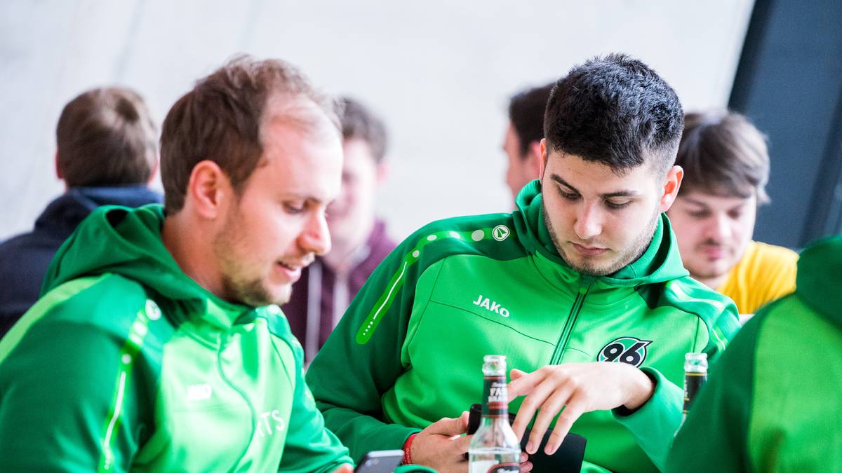 Viele Bundesligavereine sind mit ihren Spielern in den Ruhrpott gereist. So auch Erol Bernhard, der sich bei Hannover 96 durch ein Auswahlturnier für die Virtuelle Bundesliga qualifizierte und in die Endrunde vorrückte