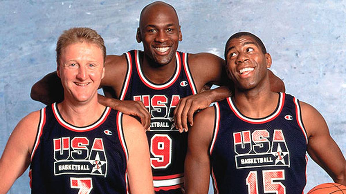 Spätestens 1992 erlangt der Superstar auch Weltruhm. In Barcelona nehmen erstmals die NBA-Stars an den Olympischen Spielen teil. Jordan überstrahlt nicht nur die Legenden Larry Bird und Magic Johnson.