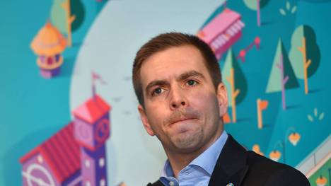 Philipp Lahm rät homosexuellen Fußballprofis auch in der heutigen Zeit vom Coming Out ab. Das schreibt der 37-Jährige Weltmeister in seinem neuen Buch.