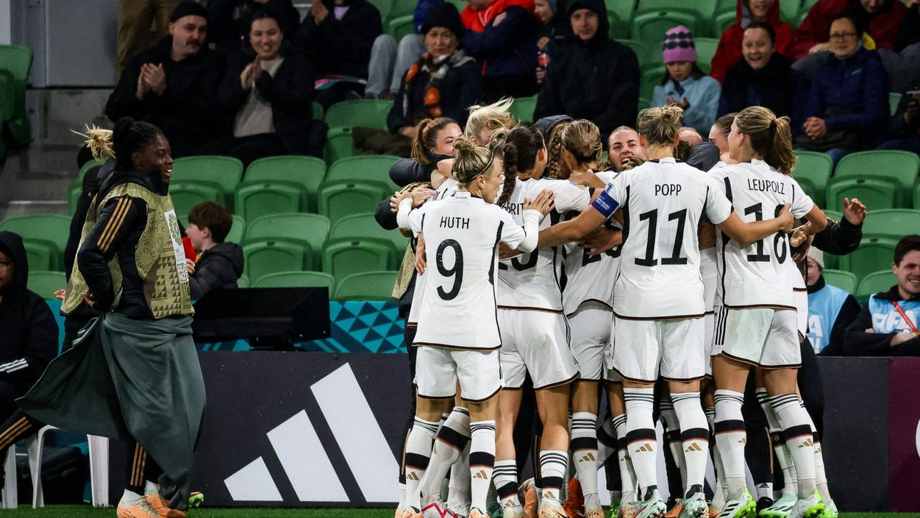 Busparty! So feiern die DFB-Frauen