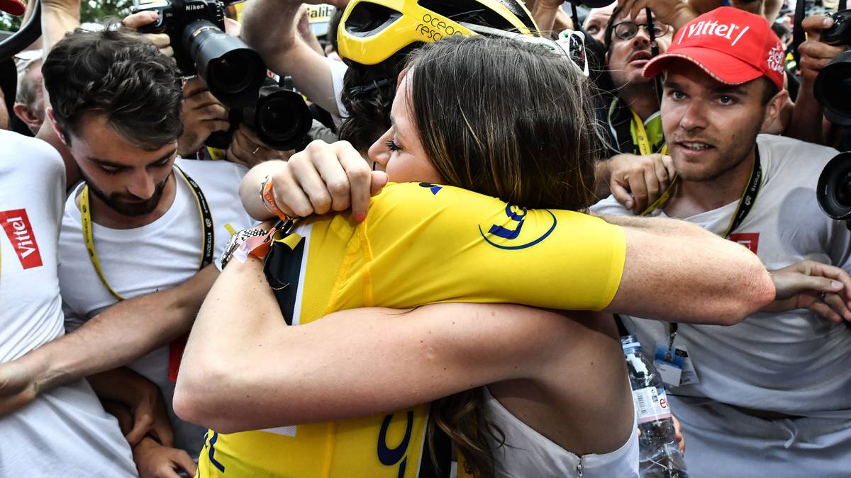 Tourgewinner Geraint Thomas liegt überglücklich in den Armen seiner Frau