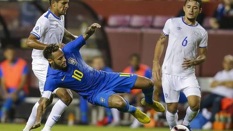 Neymar bekam für eine Flugeinlage gegen El Salvador die Gelbe Karte
