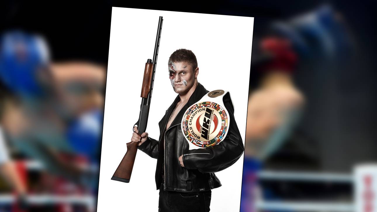 Kickboxer posiert als Terminator