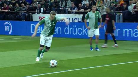Felix Kroos gehört beim Hallenturnier in Oldenburg zum Legenden-Team von Werder Bremen. Bruder Toni schaut zu und kann sich schnippische Kommentare via X nicht verkneifen.