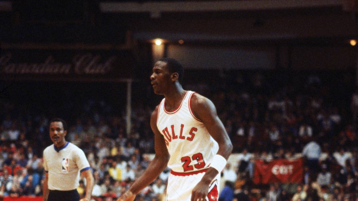 PLATZ 5 - MICHAEL JORDAN (27,5 PER): Wegen einer schweren Verletzung kam "Air Jordan" nach seiner starken Debütsaison im Folgejahr lediglich auf 18 Partien in der regulären Saison. Dabei gelangen ihm 22,7 Punkte, 3,6 Rebounds und 2,9 Assists pro Partie. Mit etwas mehr Spielpraxis wären die Zahlen wohl noch besser ausgefallen und Jordan würde im Ranking noch weiter vorne stehen