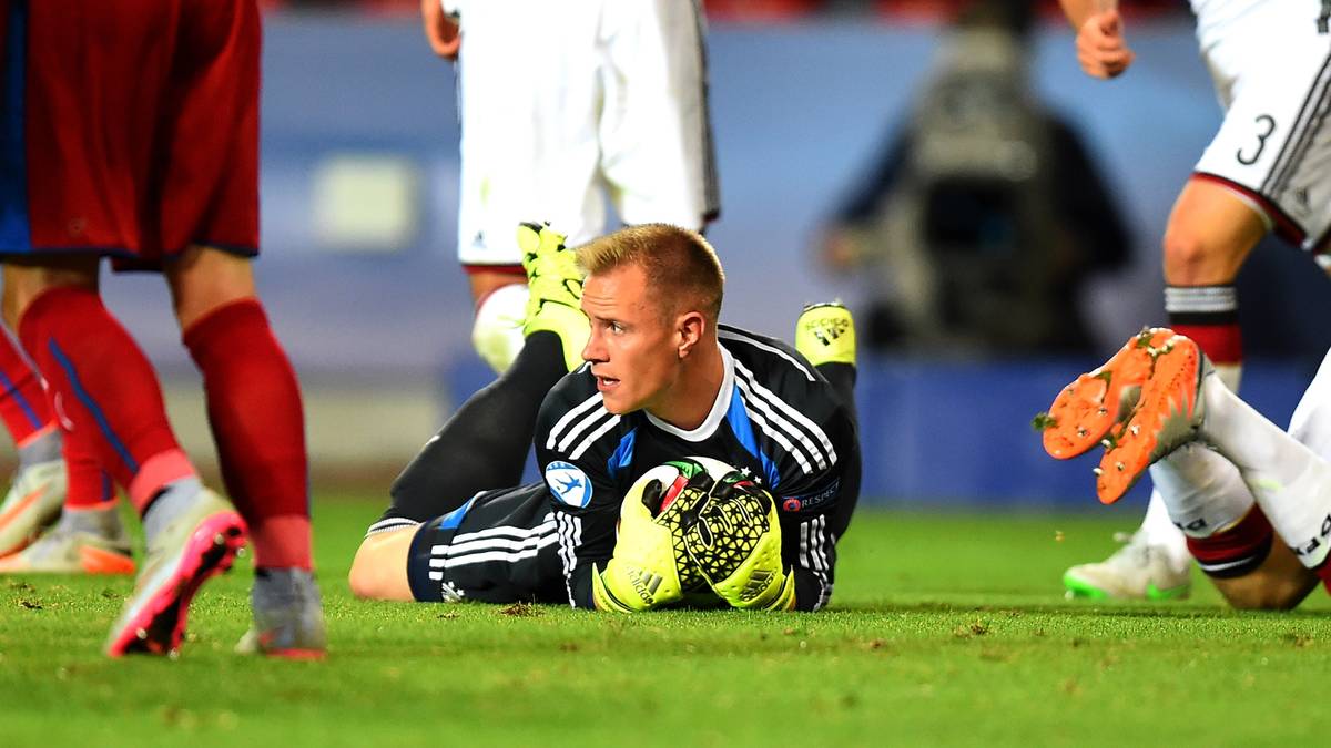 MARC-ANDRE TER STEGEN: Leitet mit einem katastrophalen Fehlpass die erste tschechische Großchance ein, auch sonst mit einigen ungewohnten Schwächen im Spielaufbau. Kurz nach der Pause im Glück, als Korb für ihn auf der Linie rettet. Beim Gegentor machtlos - SPORT1-Note: 3,5