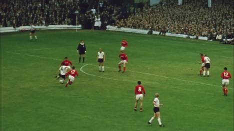 Mit seiner Eleganz auf dem Rasen prägte Franz Beckenbauer eine ganze Ära des Weltfußballs - und glänzte für Deutschland auch bei mehreren WM-Turnieren.