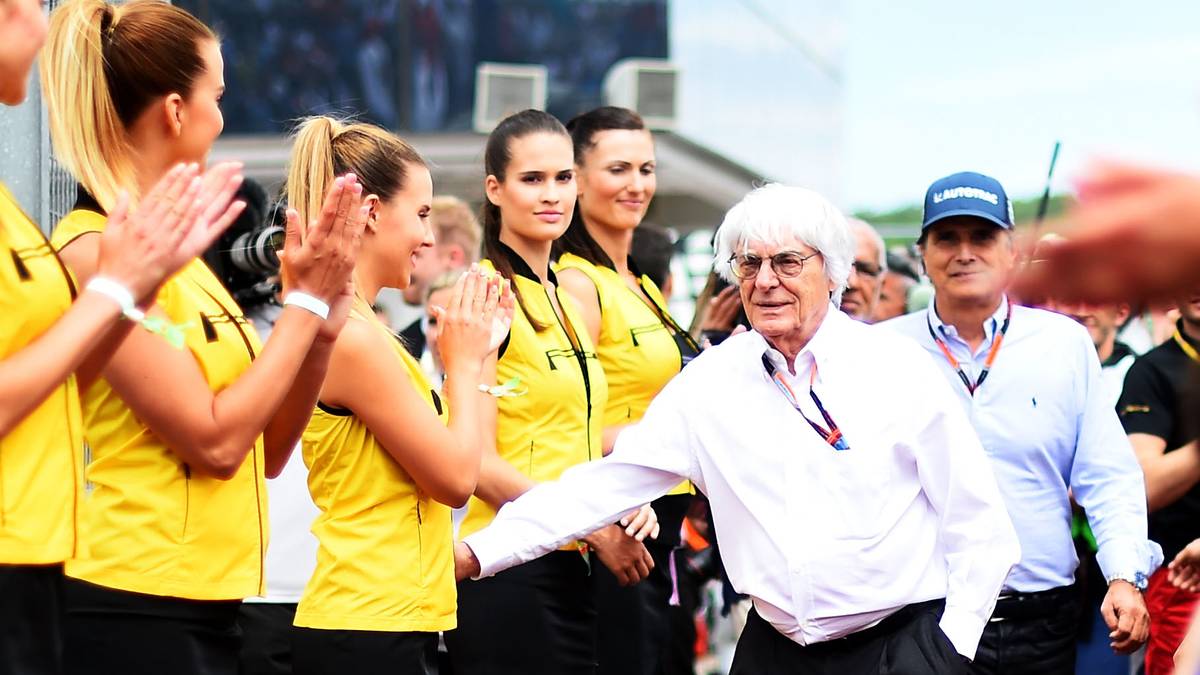 Doch Ecclestone eckt zunehmend an. 2005 etwa verkündet er: "Ich habe eine großartige Idee: Frauen sollten Weiß tragen, so wie die ganzen anderen Haushaltsgeräte." Die Eigenschaften, die Ecclestone bei einer Frau als Fahrerin in der Formel 1 begrüßen würde: "Sie müsste eine Frau sein, die die Jungs wegbläst. Es wäre toll, das richtige Mädchen zu finden, vielleicht ein schwarzes Mädchen, das super aussieht. Am besten jüdisch oder muslimisch, und spanischsprachig."