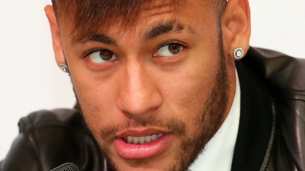 Im Februar zeigt sich Neymar auf einer Pressekonferenz dagegen noch mit einer eher winterlichen Frisur mit Pony