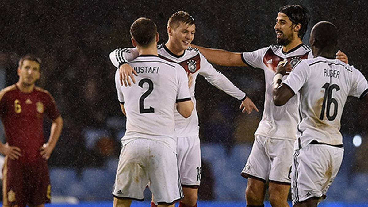 Was für ein Abschluss unter ein unvergessliches Jahr für die deutsche Fußballnationalmannschaft. Der Weltmeister gewinnt nach starker Leistung im Prestigeduell bei Europameister und Vorgänger Spanien. Vor allem die kompromisslose Dreierkette mit Antonio Rüdiger, Benedikt Höwedes und Shkodran Mustafi stimmt optimistisch, dass auch die Anwehrprobleme künftig behoben werden könnten.  Die SPORT1-Einzelkritik