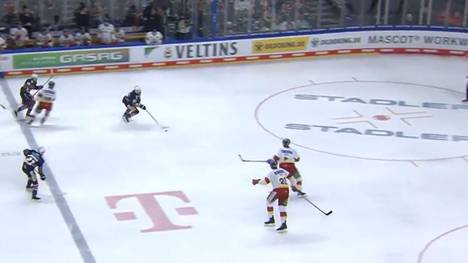 Die Eisbären Berlin können die Tabellenführung gegen die Düsseldorfer EG ausbauen, vor allem eine Traumaktion von Ty Ronning versetzt die Berlin-Fans in Ekstase. 