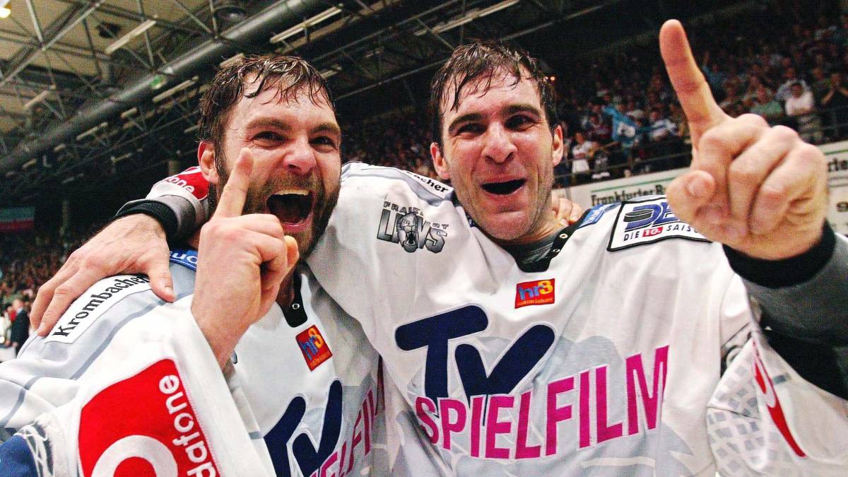 2003/04 - FRANKFURT LIONS - Eisbären Berlin 3:1: Der Deutsche Meister 2004 kommt aus Frankfurt. Kurios: Die Lions waren in der Vorsaison noch sportlich abgestiegen und blieben nur aufgrund eines Lizenzentzugs der Schwenninger Wild Wings in der Liga 