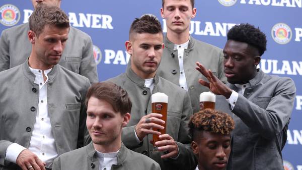 MUNICH, GERMANY - SEPTEMBER 01: Thomas Mueller, Lucas Hernandez, Banjamin Pavard, Kingsley Coman and Alphonso Davies (L-R) of FC Bayern Muenchen pose with beer mugs during the FC Bayern Muenchen and Paulaner photo session at FGV Schmidtle Studios on September 01, 2019 in Munich, Germany. (Photo by Alexandra Beier/Bongarts/Getty Images)