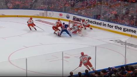 Leon Draisaitl kehrt nach einer fünfwöchigen Verletzungspause zurück und liefert im Playoff-Spiel gegen die Ducks zwei Vorlagen. Damit verhilft er den Oilers zu einem 4:3-Sieg.