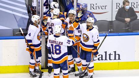 Tom Kühnhackl, Thomas Greiss und die New York Islanders feiern den Viertelfinaleinzug. 