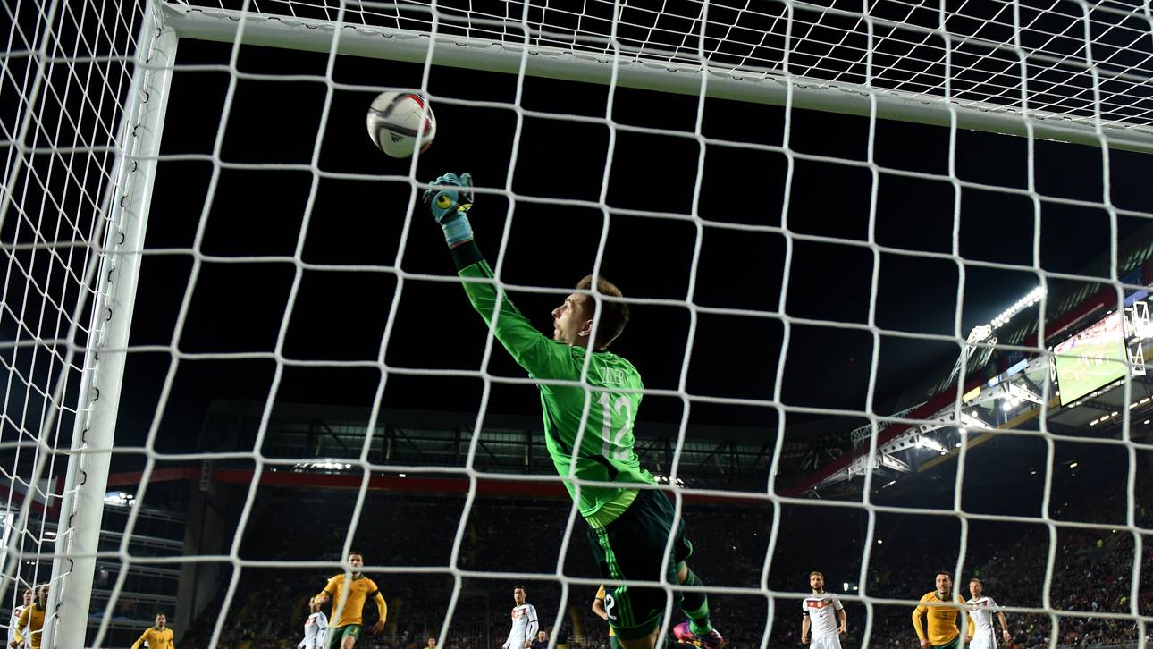 Ron-Robert Zieler sieht beim Freistoß-Gegentor durch Australiens Mile Jedinak unglücklich aus