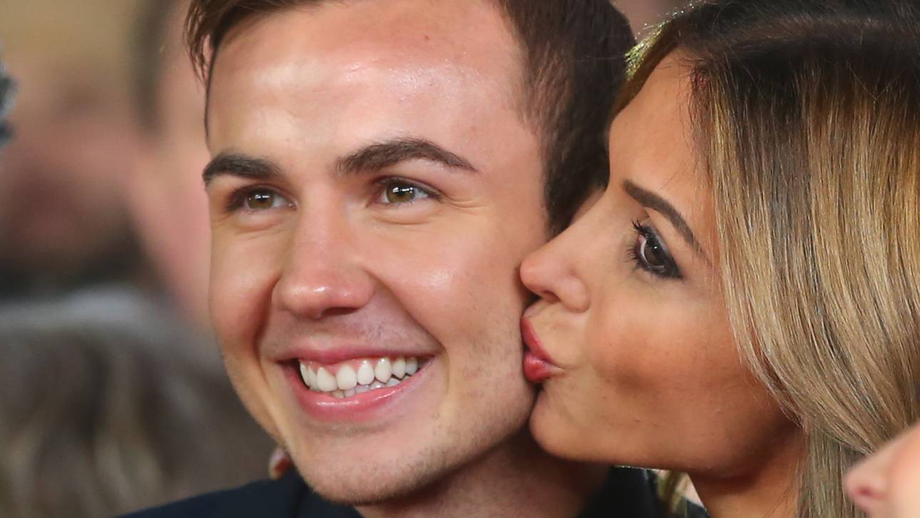 Freundin tröstet verletzten Götze