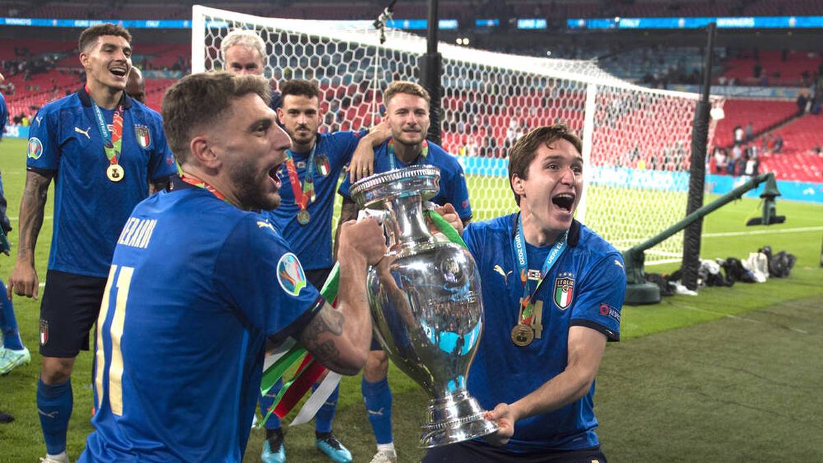 2021 stieg erstmals eine Endrunde der Fußball-Europameisterschaft in elf Ländern - wegen der Corona-Pandemie ein Jahr verspätet. Im Londoner Wembleystadion jubelten im Elfmeterschießen Italien