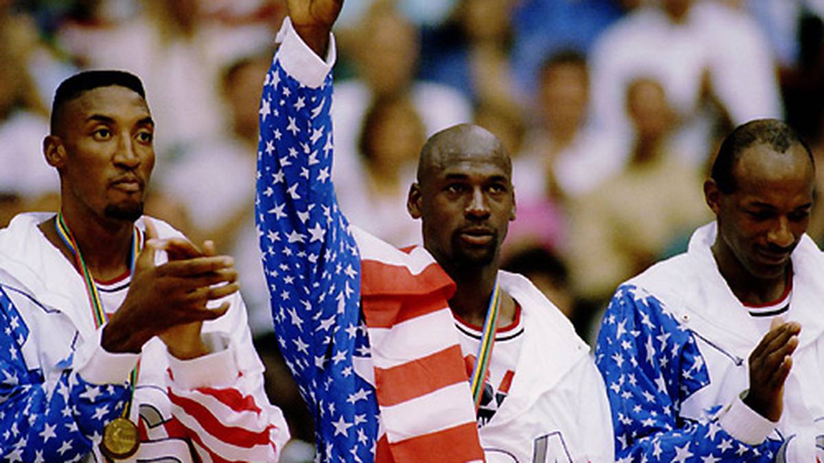 Die Goldmedaille steht von vornherein fest. Auch Scottie Pippen (l.) ist dabei. Nach 1984 ist es für Jordan der zweite Olympiasieg. Trotz nachfolgender Generationen bleibt das erste "Dream Team" für immer unerreicht und prägt Generationen von Basketball-Fans.