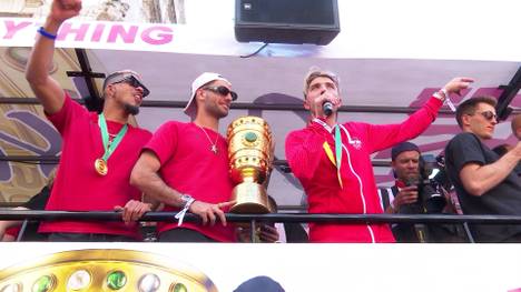 RB Leipzig konnte erfolgreich den DFB-Pokal gegen Eintracht Frankfurt nach einem 2:0-Sieg verteidigen. Am Tag nach dem Spiel waren Fans und Verein richtig in Partylaune.