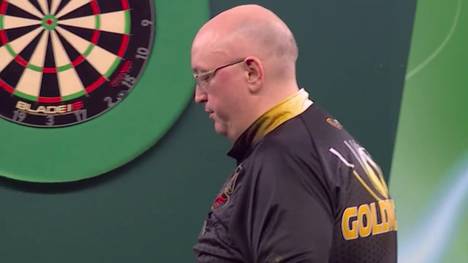 Andrew Gilding schlägt bei der Darts-WM in seinem Erstrundenmatch Cameron Crabtree. Dabei sorgt der Darts-Routinier auch für einen Lacher - und überrascht die Kommentatoren.