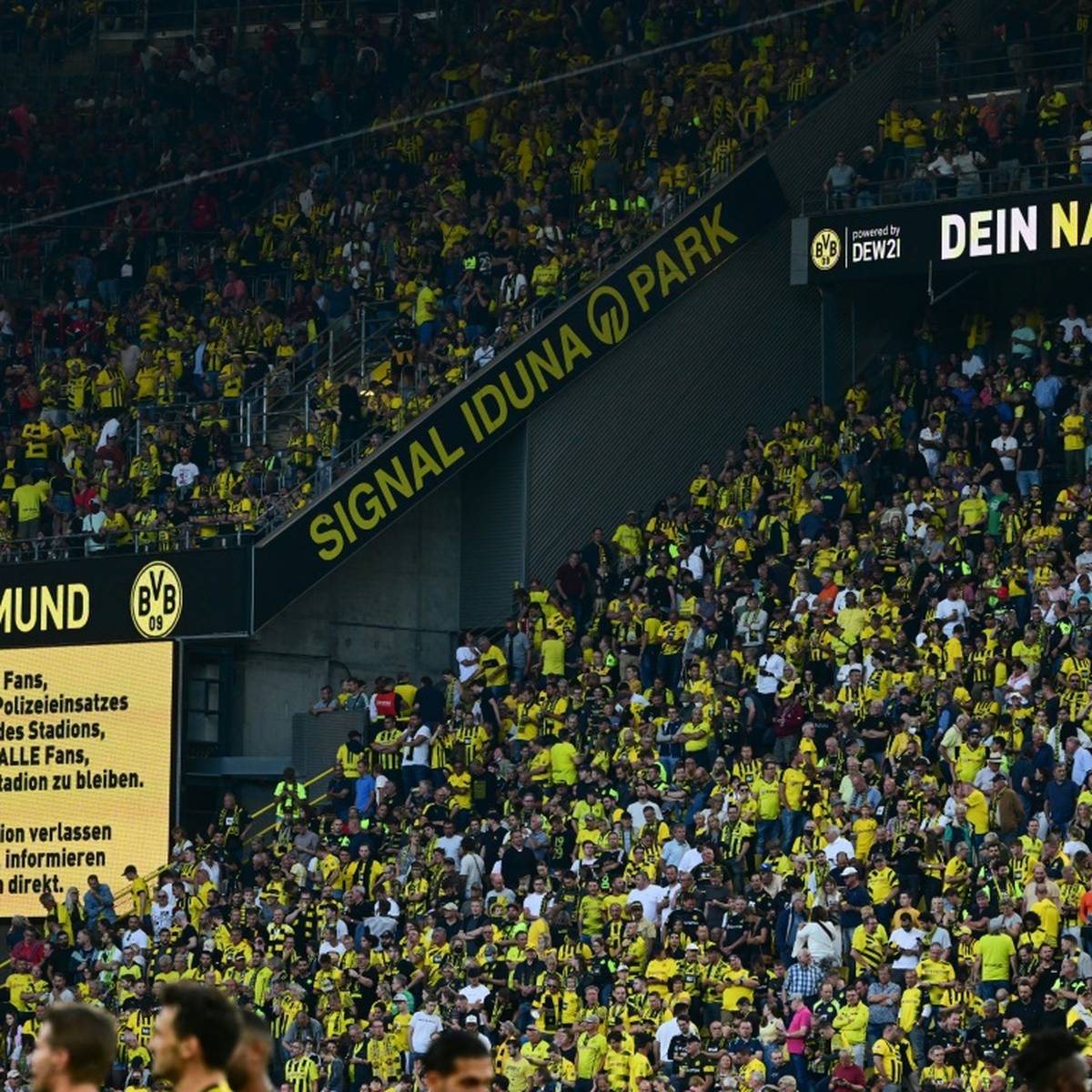 Borussia Dortmund hat trotz einer Aufwärtstendenz wieder rote Zahlen geschrieben. Geschäftsführer Hans-Joachim Watzke warnt vor einem düsteren Szenario. 