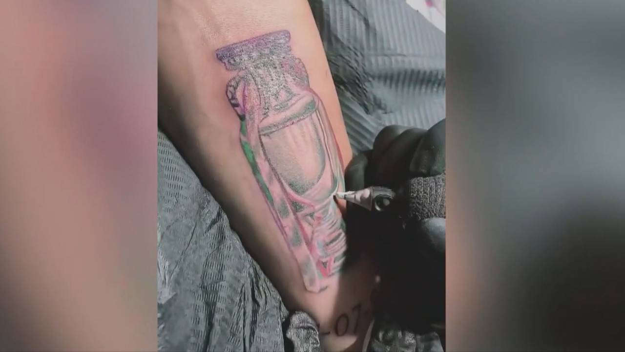 Neues Tattoo! Gianluigi Donnarumma lässt sich EM-Pokal stechen