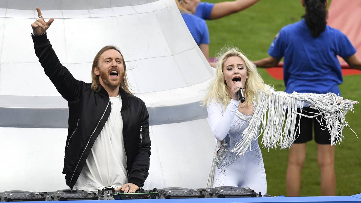 Vor dem Anpfiff performen DJ David Guetta (l.) und die Sängerin Zara Larsson wie schon bei der Eröffnungsfeier den offiziellen EM-Song