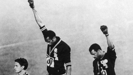 Tommie Smith (M.) und John Carlos (r.) setzten bei Olympia 1968 ein Zeichen