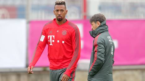 FC Bayern mit Jerome Boateng und Kingsley Coman in Frankfurt, Jerome Boateng im Gespräch mit Bayern-Trainer Niko Kovac