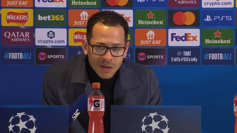 Im Champions League Achtelfinale verliert Chelsea 5:2 gegen PSG. In der Pressekonferenz nach dem Spiel lobt Chelseas Trainer, Liam Rosenior, die Leistung von PSG und zeigt Verständnis für den Frust der Fans.